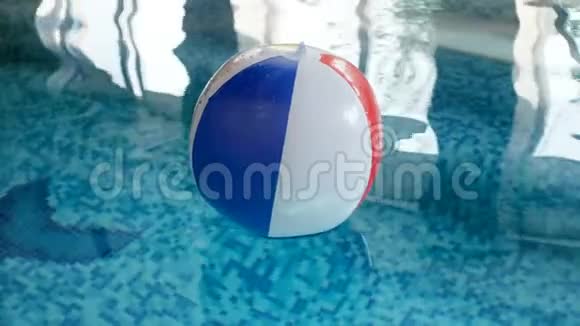 室内游泳池内漂浮的充气沙滩球特写4k镜头视频的预览图