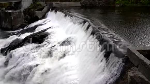 水冲过小型水力发电大坝4K视频的预览图