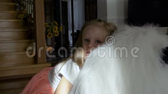 可爱的小女孩坐在柔软的大玩具上微笑视频的预览图