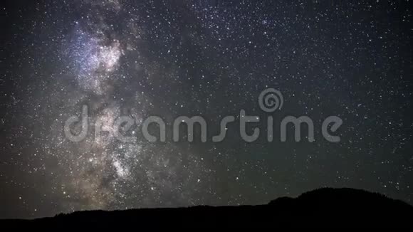 4K时间推移电影视频电影移动时间推移银河的夜空在加拿大艾伯塔省视频的预览图