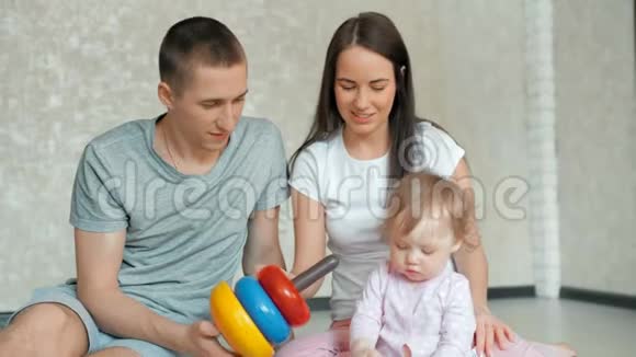 快乐的一家人在家玩一家人坐在地板上一起玩耍视频的预览图