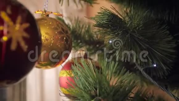 特写4k摄像机在装饰圣诞树内缓慢移动的视频视频的预览图