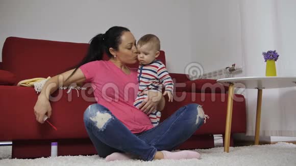 妈妈和宝宝在家吹肥皂泡视频的预览图