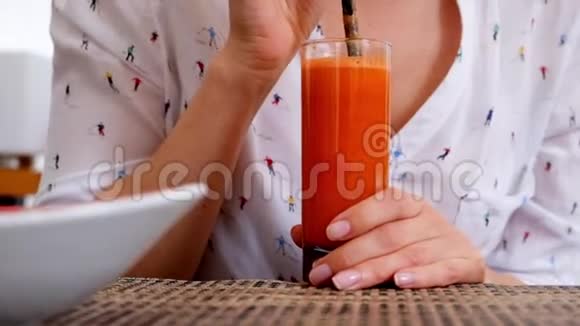 女人在咖啡馆喝胡萝卜鲜汁关门视频的预览图