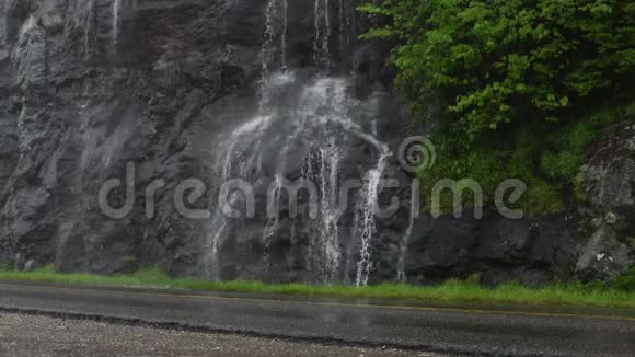 雨水从蓝脊公园路的悬崖上流下视频的预览图