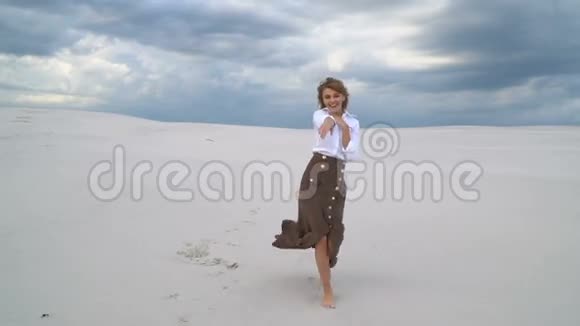 女人在沙漠中向前走视频的预览图