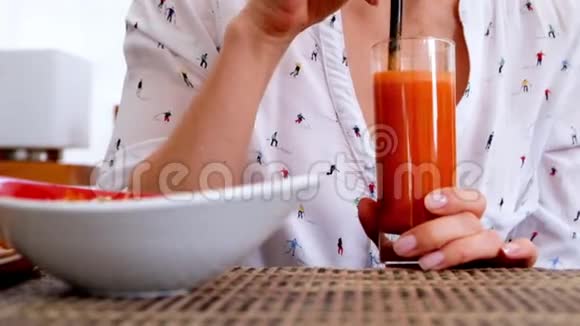 女人在咖啡馆喝胡萝卜鲜汁关门视频的预览图