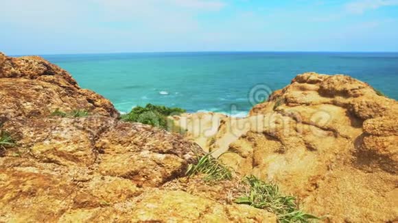 热带海洋蓝色温暖海洋海岸的石滩天堂度假旅游观光海景视频的预览图