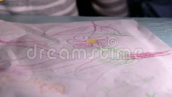 小孩子在纸上画花家庭教育视频的预览图
