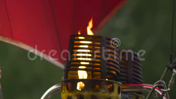 加热空气的开放式火焰填充气球封套生态旅游视频的预览图