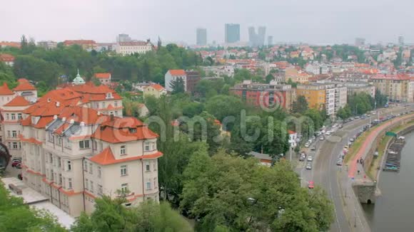 布拉格市郊区多云天气电车和汽车的横向全景视频的预览图