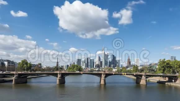 时间推移美丽的云彩笼罩法兰克福的城市景观视频的预览图