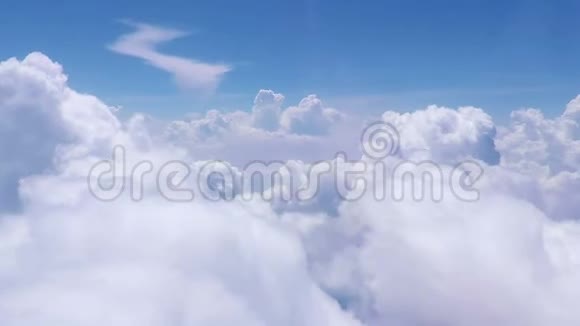 在蓝天中缓慢地穿过积云祝福魔法宗教天堂视频的预览图
