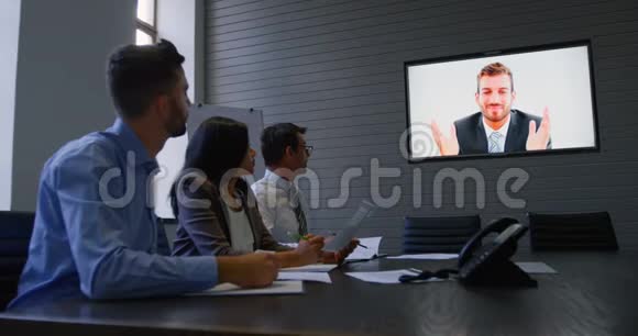 办公室4k制作视频会议的行政人员视频的预览图