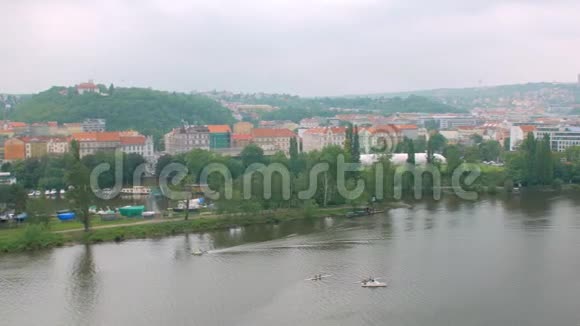 布拉格市具有历史地标河流和郊区的全景视频的预览图