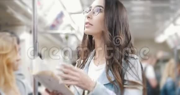 女孩去地铁读一本书视频的预览图