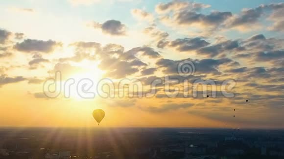 热气球阳光灿烂的多云天空放飞梦想视频的预览图