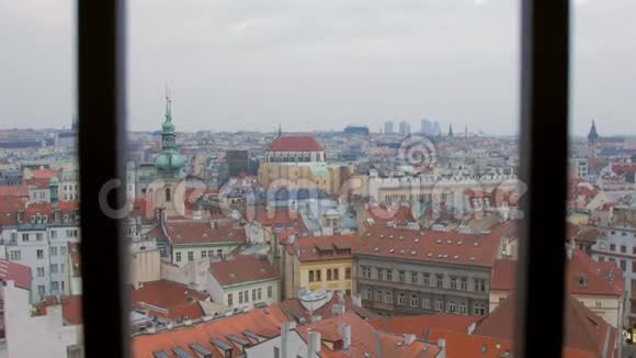 黄昏时分从旧市政厅观看布拉格视频的预览图