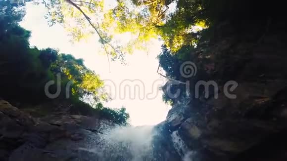 在柬埔寨瀑布下带着当地导游视频的预览图