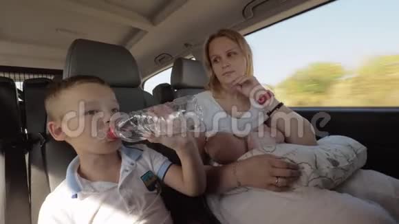 妈妈和两个孩子一起开车旅行视频的预览图