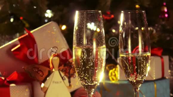 带香槟的酒杯新年和圣诞节装饰4k视频的预览图