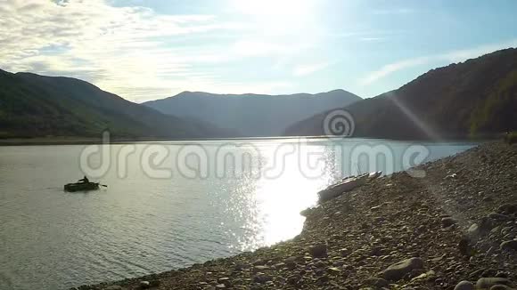 人在高原湖上划艇与自然合一冥想和谐视频的预览图