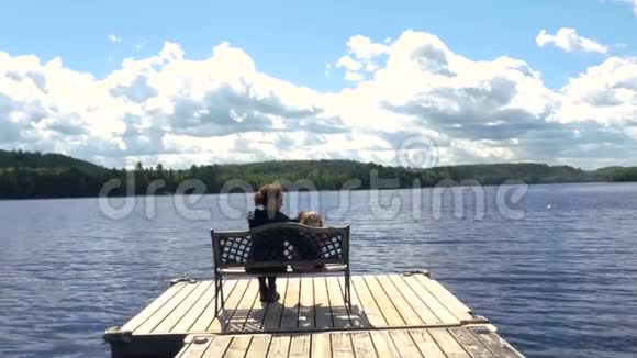 坐在湖边的母亲和孩子视频的预览图