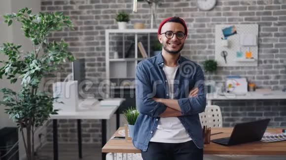 开朗的男企业家站在创意办公室微笑的画像视频的预览图