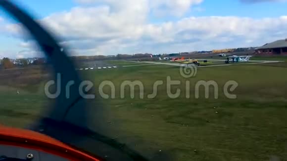 来自驾驶舱的POV降落在跑道上的轻型运输机飞行员飞行学院视频的预览图