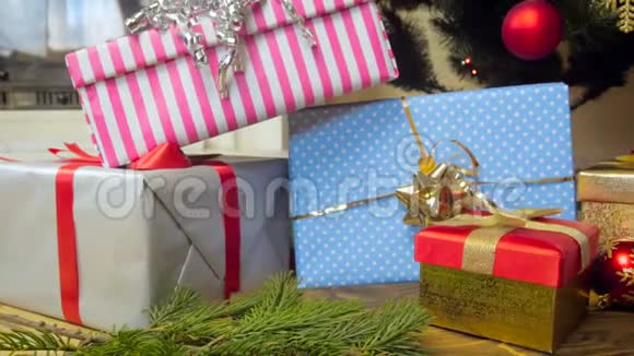 特写4k镜头沿着圣诞树下的一大堆礼物移动视频的预览图