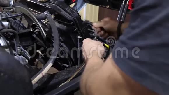 汽车机械师用扳手拧开汽车并拧紧螺母视频的预览图