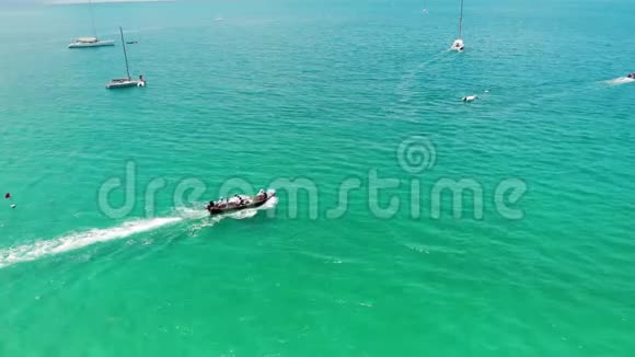 参加比赛的现代船只在阳光明媚的日子里现代游艇和摩托艇在干净的蓝色海洋中参加雷加特视频的预览图
