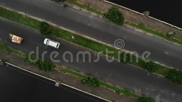 印度尼西亚巴厘岛塞兰甘桥和汽车的空中景观视频的预览图