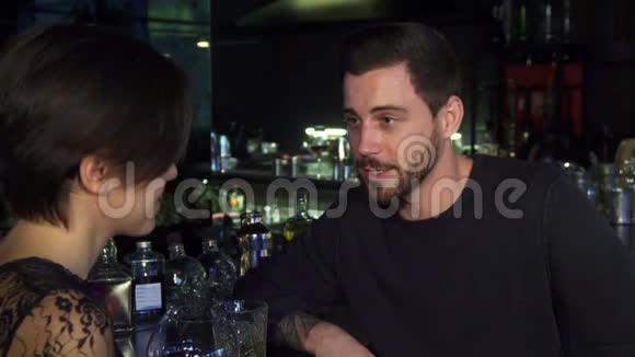 帅哥在酒吧和他漂亮的女朋友聊天视频的预览图