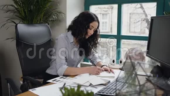白种人妇女在建筑师办公室工作的肖像视频的预览图