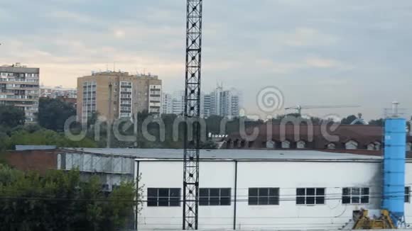 从工业区周围废弃工厂或工厂的屋顶上安装摄像头视频的预览图