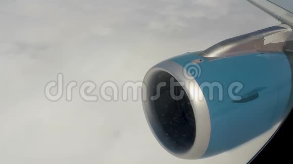 飞机在浓密的云层之上飞行从飞机窗口观看提供运输服务视频的预览图