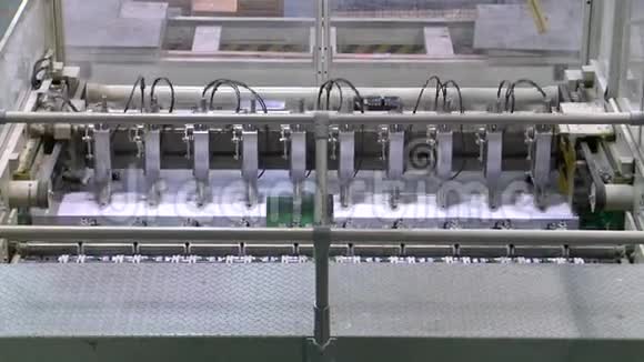 造纸业这台机器把白纸切成A4格式视频的预览图