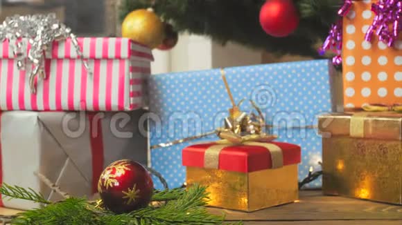圣诞前夜装饰圣诞树和彩色礼品盒的彩色视频视频的预览图
