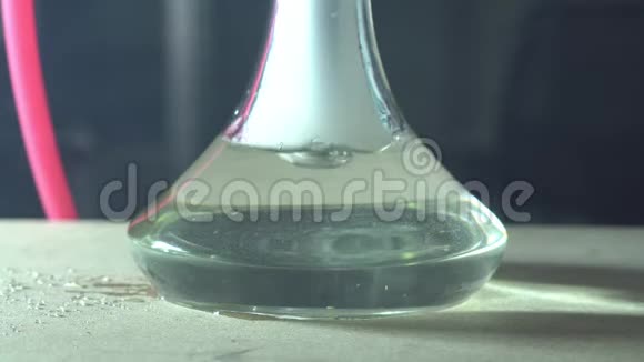 桌子上的玻璃钩子放在烟雾上视频的预览图