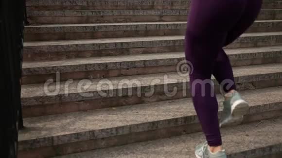 无名女运动员攀登楼梯的腿视频的预览图