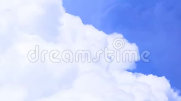 晴天乘白色积云飞行进入仙境做梦视频的预览图