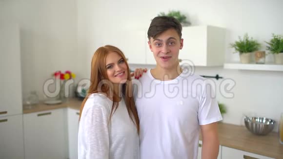 一对年轻夫妇在家厨房和摄像机说话视频的预览图