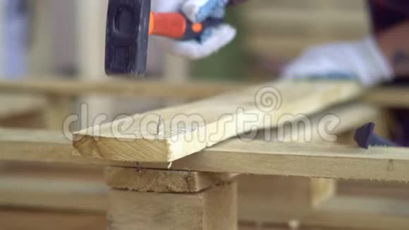 戴白手套的师傅用木制家具师父把钉子钉进木板里然后转动并移除钉子视频的预览图