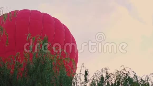 气球升空浪漫旅行情侣娱乐视频的预览图