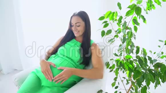 快乐的孕妇在家摸肚子视频的预览图