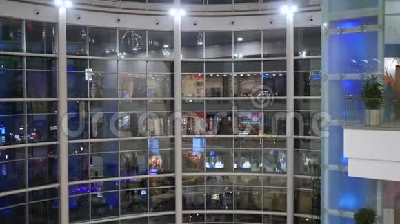 商场橱窗里人们的反映视频的预览图