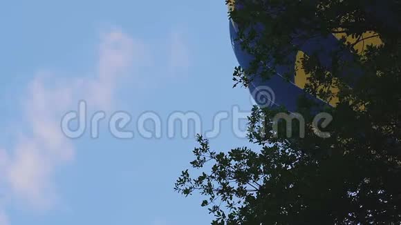 气球飞在树上升上天空夏季节日生态旅游视频的预览图
