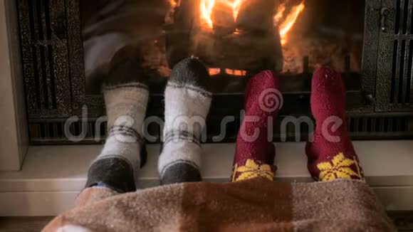 家庭放松和躺在燃烧的壁炉过夜的特写镜头视频的预览图