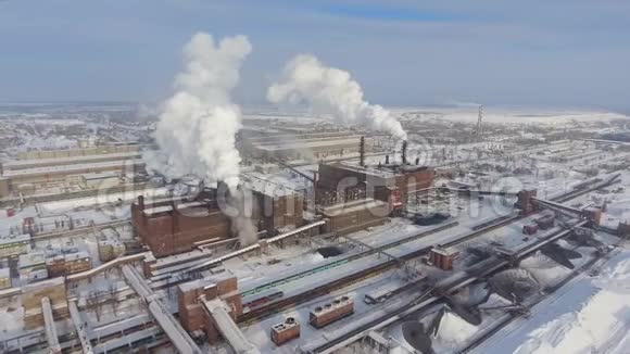 冬季工业区鸟瞰图视频的预览图